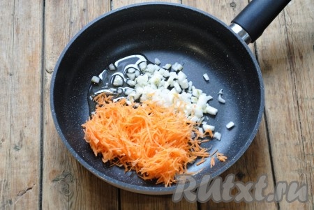 Очищенный лук, нарезанный кубиками, и очищенную морковь, натертую на средней тёрке, выложить на сковороду с растительным маслом. 