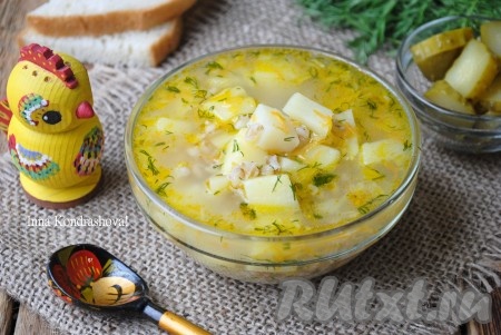 Суп с перловкой, сваренный на курином бульоне, подавать в горячем виде со свежими или маринованными овощами. 

