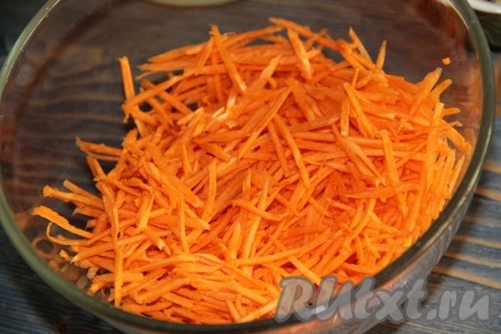 Морковку натереть на тёрке для моркови по-корейски.
