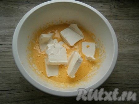 Взбить миксером и добавить размягченный маргарин (можете использовать сливочное масло).