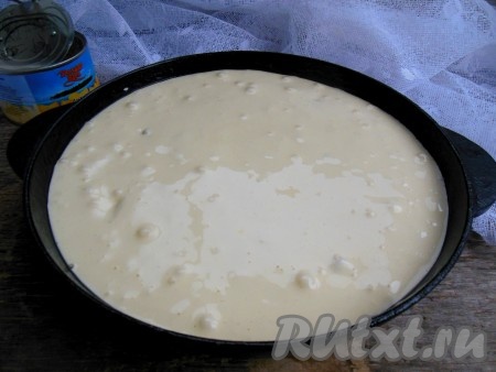 В форму, смазанную сливочным маслом или застеленную пергаментом, выложите тесто. Я выпекала шарлотку в чугунной сковороде диаметром 26 см.
