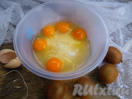 Миксером взбейте яйца с сахаром (до полного растворения сахара).
