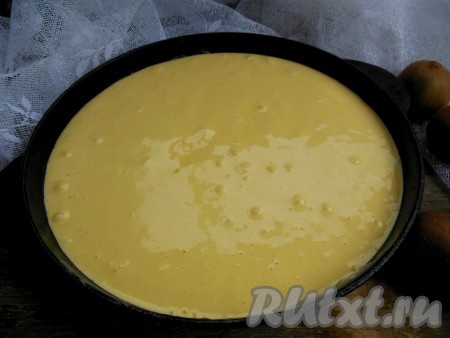 Смажьте форму для выпечки сливочным маслом (я выпекала в чугунной сковороде диаметром 26 см), выложите в неё тесто. 