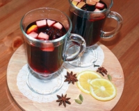 Горячий вишнёвый напиток с кусочками фруктов и пряностями