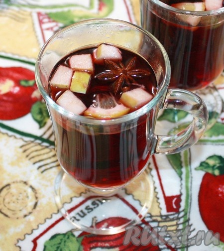 Горячий вишневый сок разлить по стаканам и дать напитку настояться минут 10, чтобы пряности раскрыли свои ароматы. Ароматный вишневый напиток готов к употреблению!

