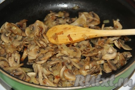 Обжарить грибы с луком на среднем огне, помешивая, до полной готовности (в течение 10-15 минут), затем снять с огня и остудить.
