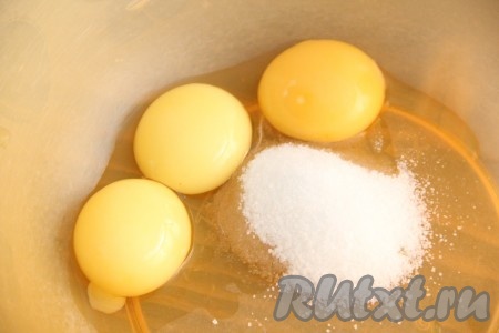 Для приготовления теста соединить яйца, сахар, соль и соду в объёмной миске.