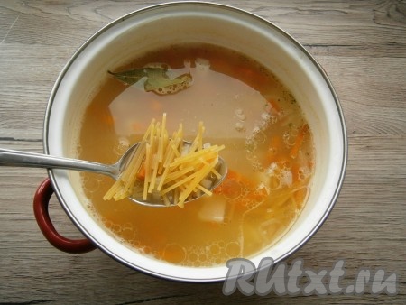 Варить постный суп на небольшом огне 30 минут, после чего добавить приправу, лавровый лист и вермишель. Вода немного выкипит, поэтому долить чуть горячей кипяченой воды и суп досолить по вкусу.
