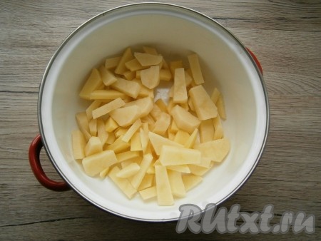 Лук, картофель и морковь очистить, вымыть. Картошку нарезать прямо в кастрюлю небольшими кусочками.

