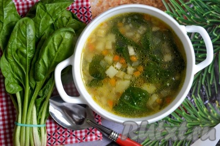 Вкусный и полезный постный суп со шпинатом готов. Осталось только разлить его по тарелкам и подать к столу.
