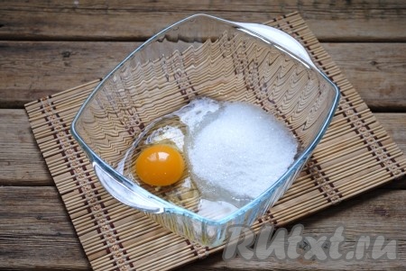 Яйцо соединить с сахаром и солью. 