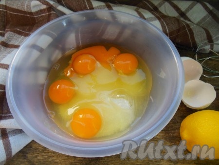 Миксером взбейте яйца с сахаром и ванильным сахаром в течение 3-4 минут. 
