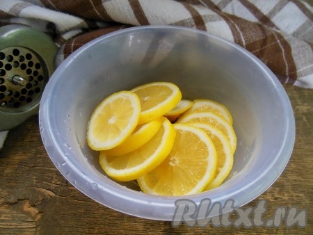 Лимон измельчите вместе с кожурой с помощью блендера или мясорубки.
