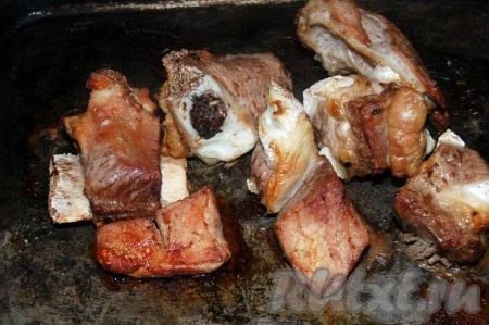 Через 30 минут вынуть мясо из духовки.
