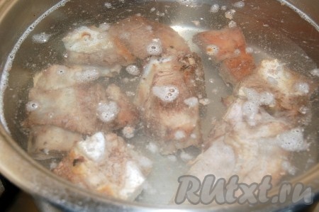 Налить в кастрюлю с говядиной 4 литра горячей воды, поставить на огонь и после закипания варить на небольшом огне 1 час (до мягкости мяса).
