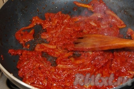 Затем к луку добавить томатную пасту, перемешать и обжаривать 5 минут, помешивая. Когда мясо станет мягким, добавить к нему лук, обжаренный с томатной пастой.