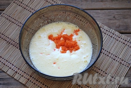 Морковь очистить и натереть на самой мелкой тёрке. В яичную смесь добавить приготовленную опару и подготовленную морковь.
