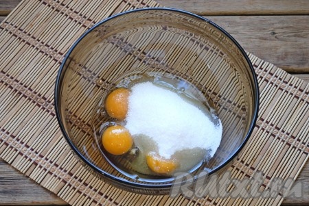 Для приготовления теста в отдельную миску вбить яйца, всыпать ванильный сахар и сахар. Если вы хотите получить кулич более насыщенного оранжевого цвета - используйте домашние яйца. 