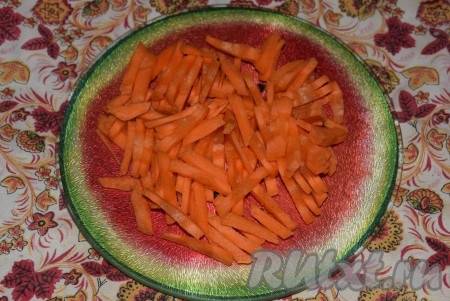 Морковь шинкуем на средние полоски.
