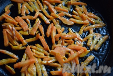 В сковороде разогреваем растительное масло. Кладем в разогретую сковороду морковь и обжариваем ее на небольшом огне, помешивая, до подрумянивания. 
