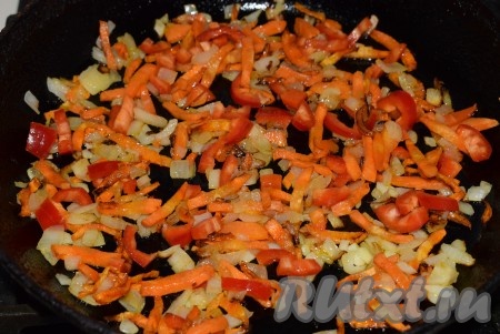К моркови добавляем лук и болгарский перец, обжариваем овощи, помешивая, до готовности лука и перца (примерно, 5-7 минут).
