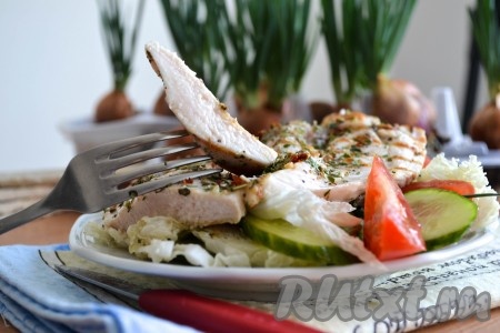 Сочные, нежные диетические отбивные из куриного филе готовы, можно сразу подать к столу. Кстати, такое мясо шикарно сочетается со свежими овощами и салатами.

