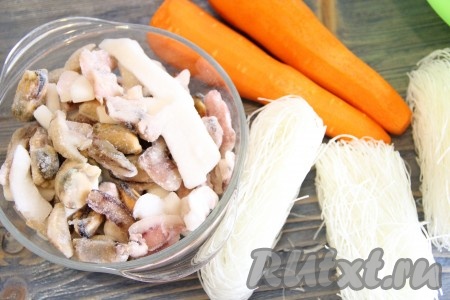 Вот такие ингредиенты понадобятся для приготовления салата с фунчозой и морепродуктами.
