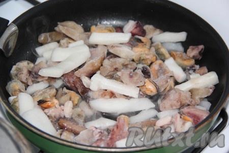 Морепродукты, предварительно не размораживая, выложить на сковороду, тушить на небольшом огне в собственном соку минут 5, иногда помешивая.
