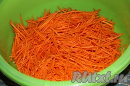 Натереть на тёрке для моркови по-корейски очищенную морковь. 