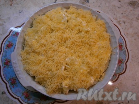 Сыр натереть на средней терке и посыпать им все сверху.