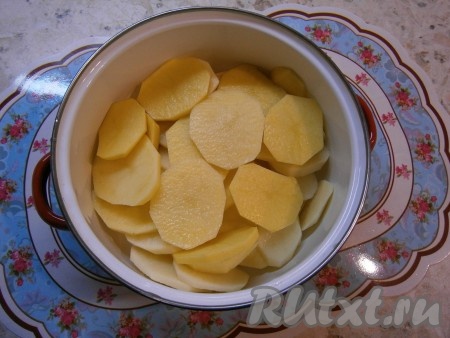 Картофель очистить, нарезать тонкими кружочками, поместить в кастрюлю.