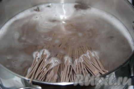 Вскипятить воду для приготовления лапши, добавить соль. Опустить гречневую лапшу в кипящую воду и варить 2-3 минуты с момента закипания на небольшом огне.
