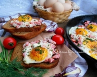Рецепт яичницы с колбасой