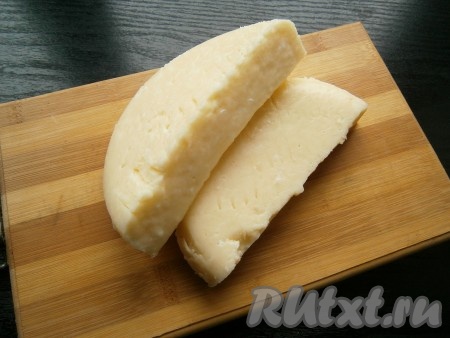Извлечь сыр из формы и можно резать. Сыр отлично режется. Хранить сыр можно в пищевой пленке в холодильнике.
