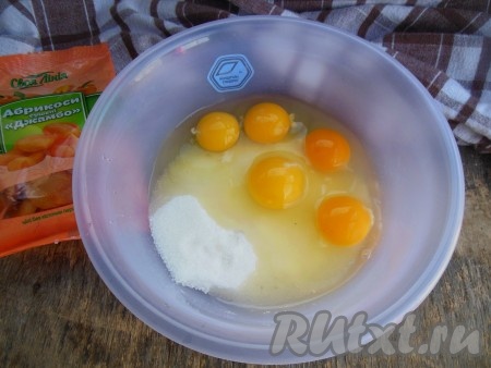 Яйца взбейте с сахаром с помощью миксера в течение 4-5 минут.
