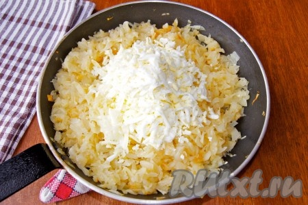 Обжарить на сковороде с растительным маслом нашинкованную капусту до готовности. Затем добавить натертые на терке вареные яйца, посолить по вкусу.
