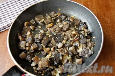 В разогретую сковороду с добавлением растительного масла выложить грибы и обжарить с нарезанным на мелкие кубики луком на среднем огне (обжаривать, примерно, минут 10). Посолить по вкусу. Готовые грибы с луком остудить и пропустить через мясорубку.
