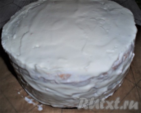 Промазать кремом бока торта. Оставить торт для пропитки в холодильнике на ночь.
