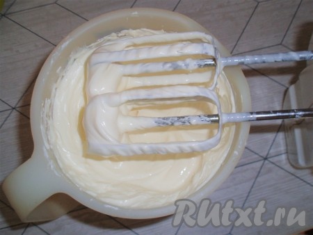 Для приготовления крема соединить маскарпоне, сметану и сгущенку, взбить миксером до однородности.
