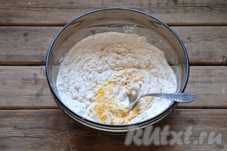 В подготовленную опару добавить сахар, яичные желтки, щепотку соли и просеянную муку. 
