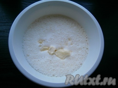 Влить в получившуюся смесь теплое молоко, добавить размягченное сливочное масло.
