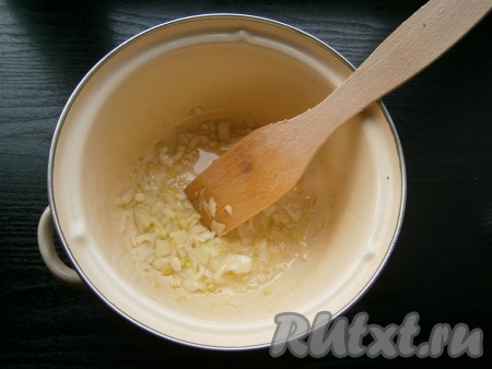 Репчатый лук очистить, мелко нарезать, выложить его в кастрюлю с 2 столовыми ложками растительного масла.