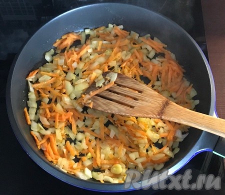 Пока варится бульон, приготовим зажарку. Лук и морковь очистим. Морковь натрем на терке, лук мелко порубим и обжарим, помешивая, на растительном масле до румяности.
