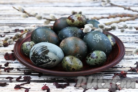 Окрашенные яйца подавать на пасхальный стол. Покраска чаем каркаде - это натуральный способ ярко и необычно украсить яйца на Пасху!
