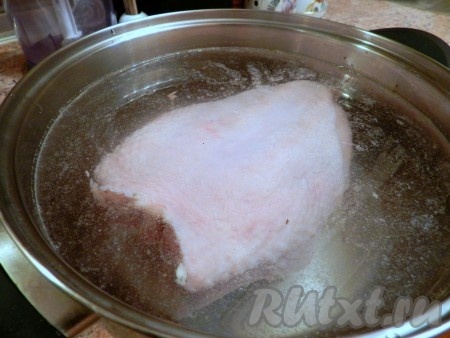 В холодной воде растворить соль из расчёта 1 столовая ложка соли на 1 литр воды. В получившийся рассол поместить куриную грудку и оставить на 2 часа (грудка должна быть полностью в рассоле).