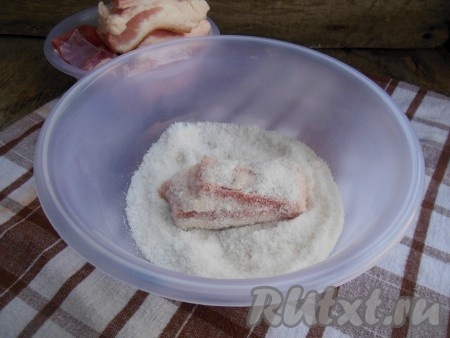 В миску насыпьте соль и обваляйте каждый кусочек сала в соли.
