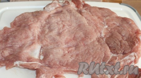 Кусок свинины промыть, обсушить и отбить до толщины около 1 см.
