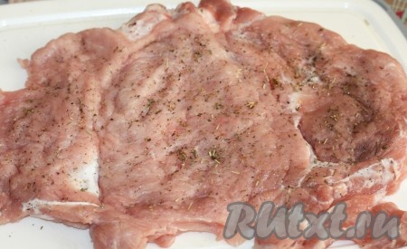 Кусок свинины с обеих сторон натереть солью, молотым чёрным перцем, посыпать приправой.
