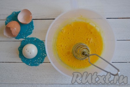 Куриные яйца вбить в глубокую миску и добавить щепотку соли. Венчиком или, воспользовавшись миксером, легонько взбить.
