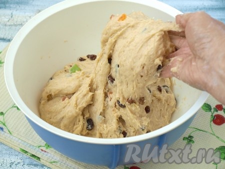 Тесто переложить в миску с крышкой, несколько раз растянуть руками (оно будет липким). Накрыть и убрать тесто для пасхальных куличей на 20-22 часа в холодильник.
